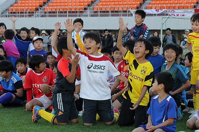 瑞穂1日サッカー講座 に田口泰士選手と田中輝希選手が参加 ニュース 名古屋グランパス公式サイト 瑞穂1日サッカー講座 に田口泰士選手と田中輝希選手が参加 ニュース 名古屋グランパス公式サイト