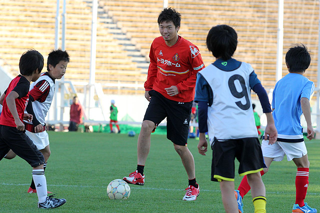 瑞穂1日サッカー講座 に田口泰士選手と田中輝希選手が参加 ニュース 名古屋グランパス公式サイト