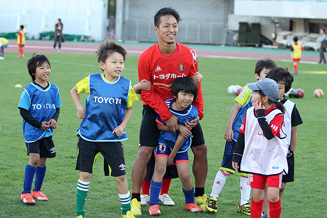 瑞穂1日サッカー講座」に田口泰士選手と田中輝希選手が参加｜ニュース