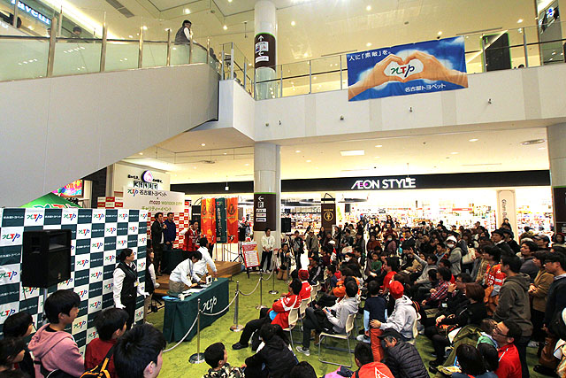 名古屋トヨペット Mozo Wonder City 名古屋グランパス選手チャリティーイベント に高木義成選手 矢野貴章選手が参加 ニュース 名古屋グランパス公式サイト