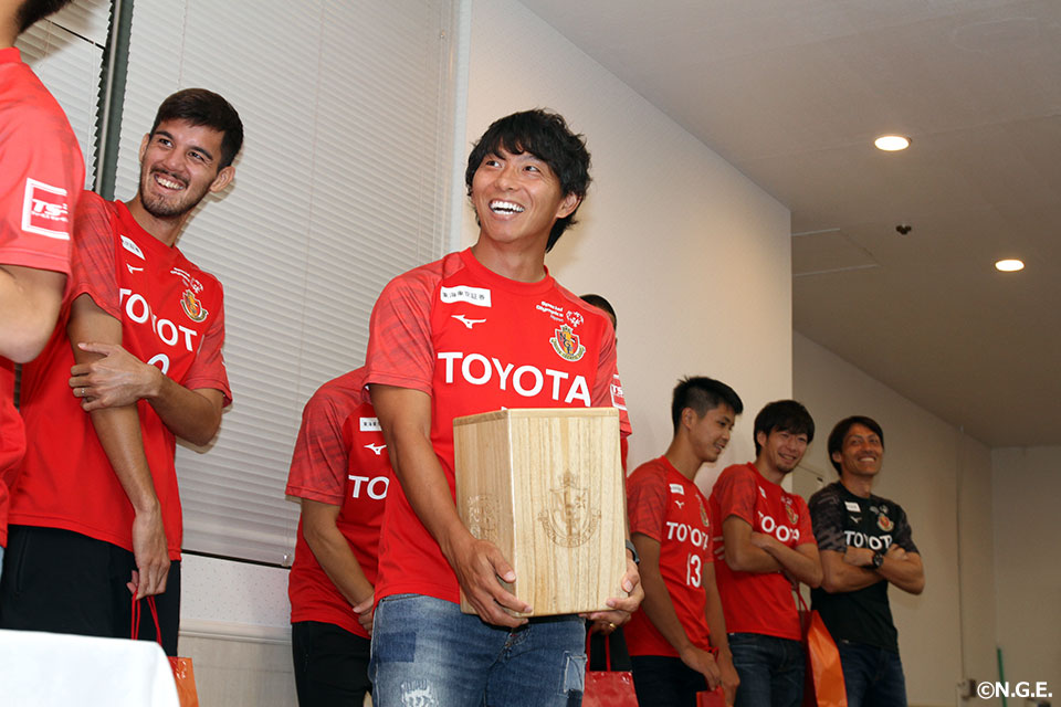 名古屋グランパス 佐藤寿人 サイン入り オーセンティック ユニフォーム 1127749691.jpg?1611555508