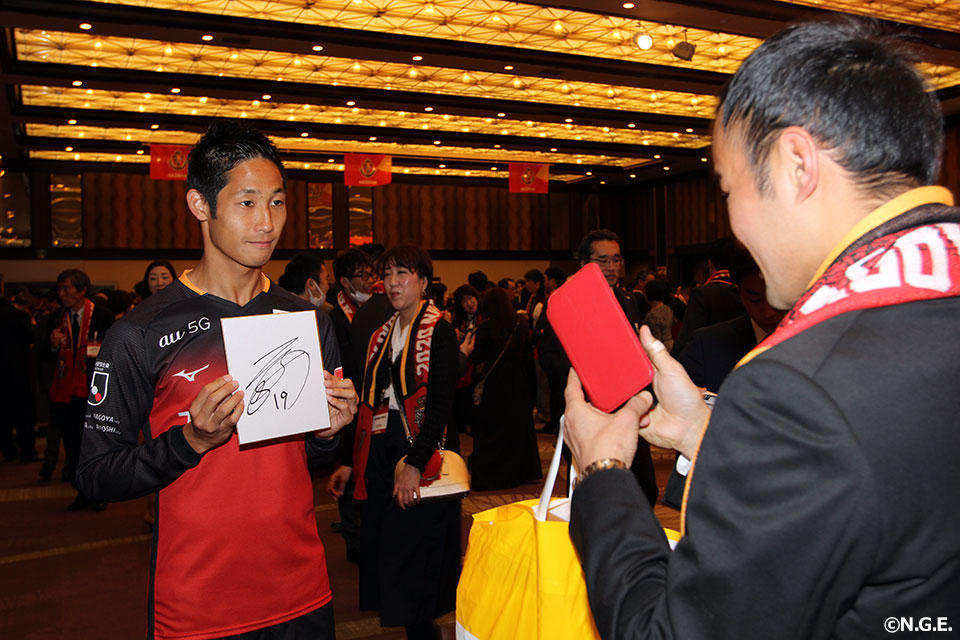 青木亮太 | 選手・スタッフ | チーム | 名古屋グランパス公式サイト