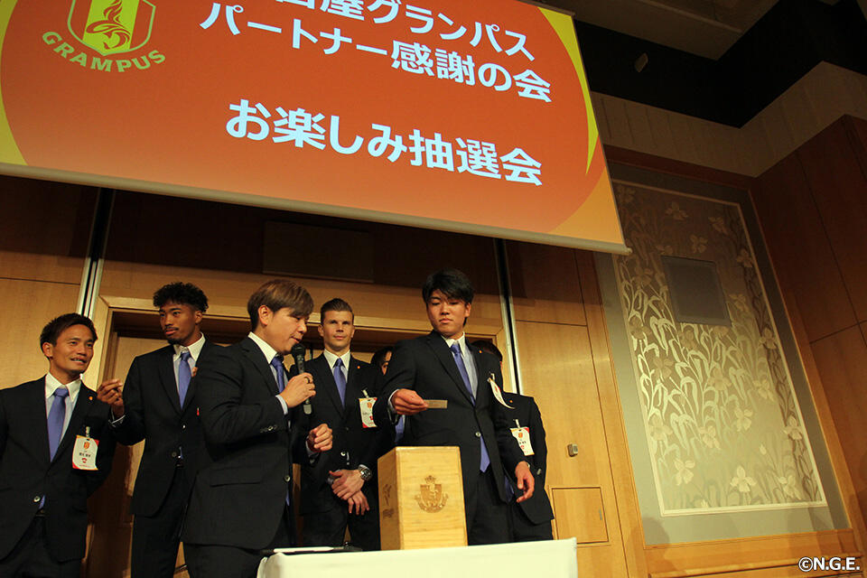 井上詩音 | 選手・スタッフ | チーム | 名古屋グランパス公式サイト