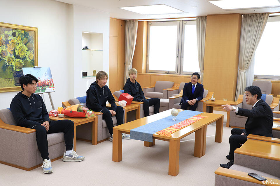 井上詩音 | 選手・スタッフ | チーム | 名古屋グランパス公式サイト