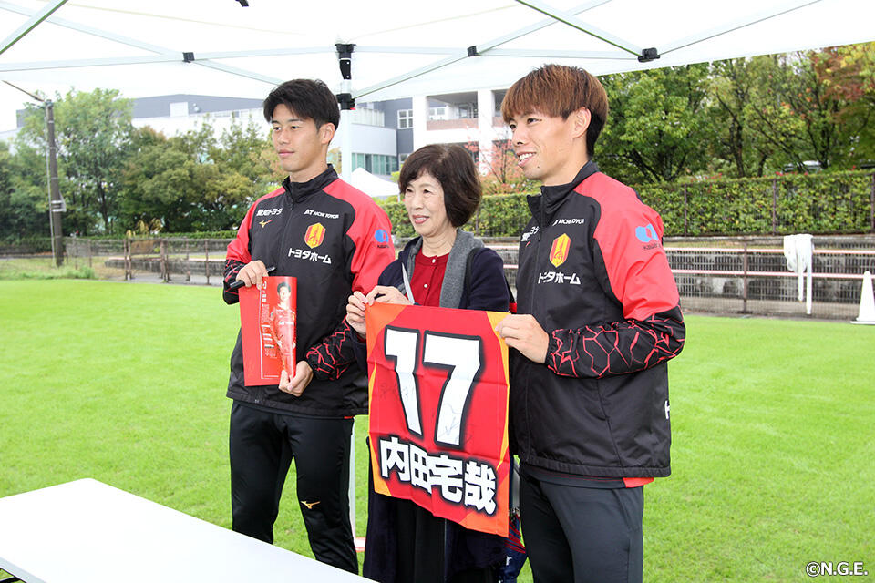 アレク　名古屋グランパス選手支給　ウォームアップウェア　内田宅哉選手 アレク 名古屋グランパス選手支給 ウォームアップウェア 内田宅