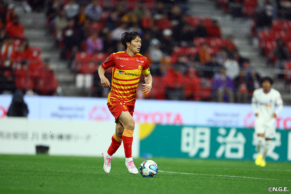 名古屋グランパスＪリーグ百年構想リーグ　稲垣祥選手ユニフォーム 稲垣祥選手名古屋グランパスでのJ1 100試合連続出場達成記念グッズ