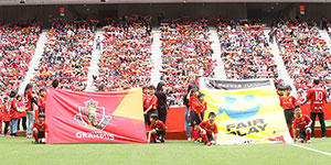 憧れのピッチへ！試合前にフラッグを掲げて入場しよう！ ※事前募集