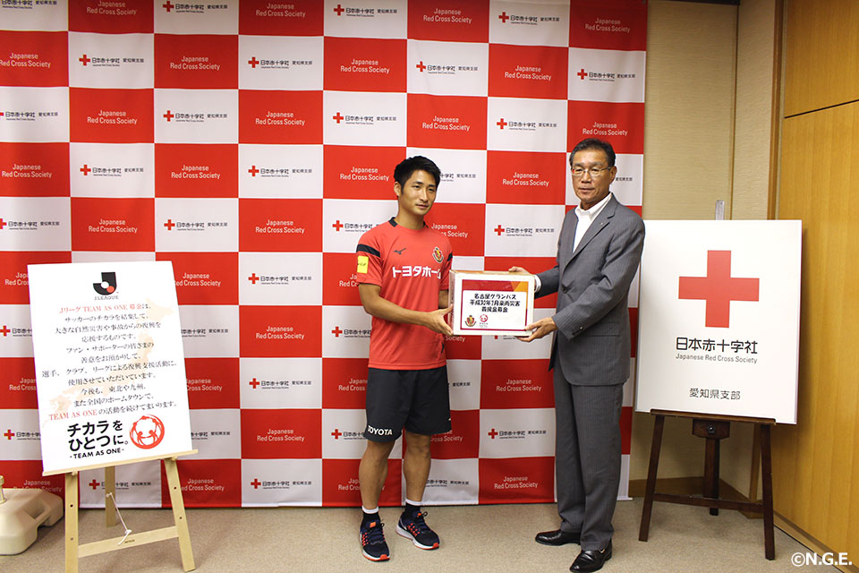 和泉竜司選手が日本赤十字社愛知県支部へ義援金寄贈 ニュース 名古屋グランパス公式サイト