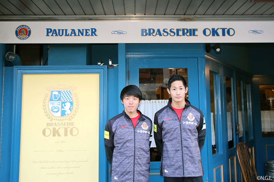 青木亮太選手と成瀬竣平選手がまちなかサポーター店を訪問