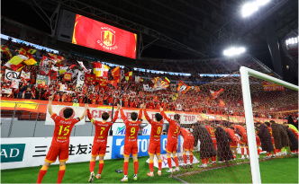 赤黄で染まった満員のスタジアム